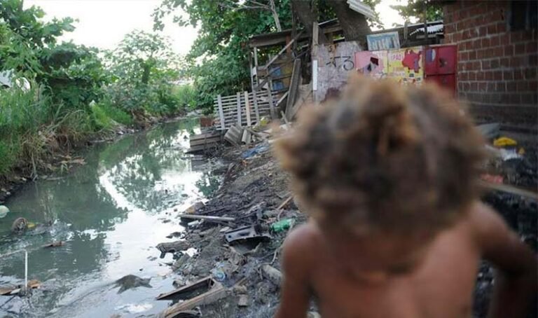 Criança na beira de um riacho | Tapajós