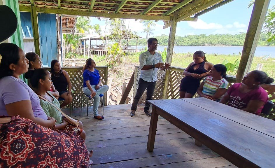 Pr. Ademar na roda de conversa com os ribeirinhos | Projeto Casa de Várzea